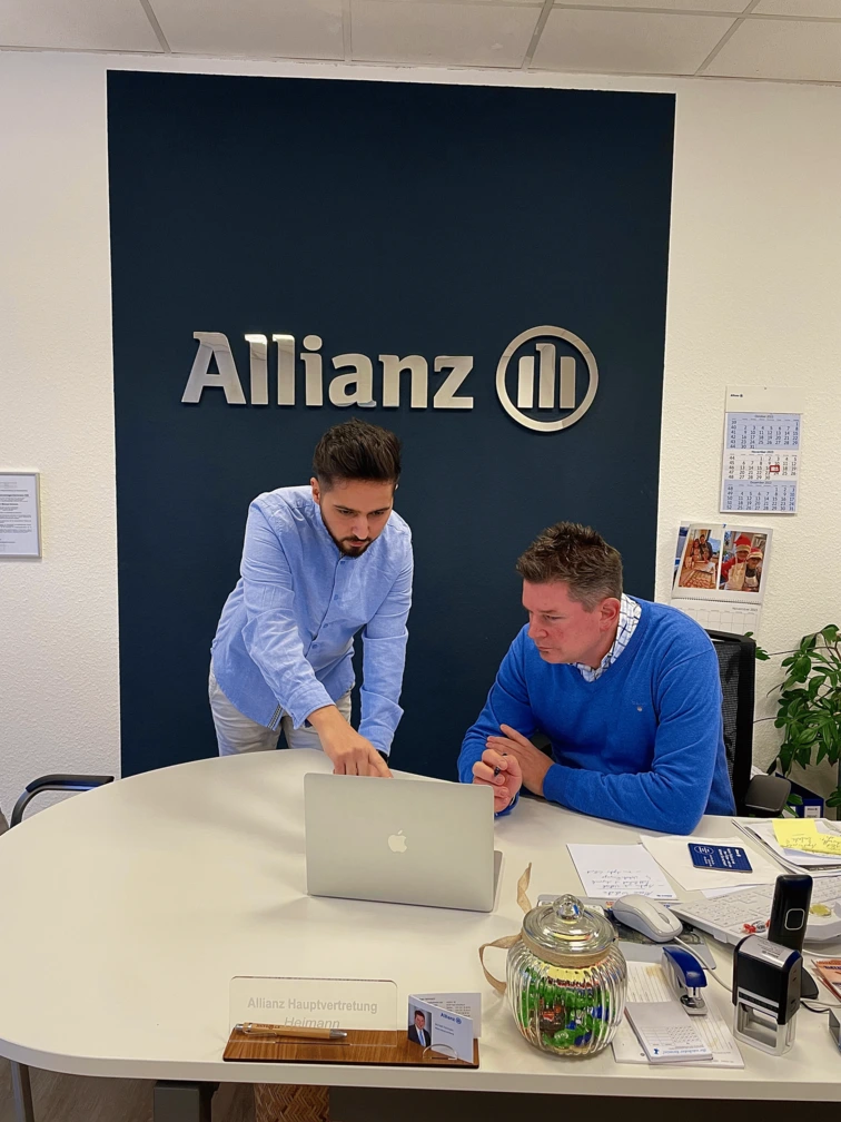 Michael Heimann von der Allianz Bad Schwalbach gemeinsam mit Hakan Sarikaya nach erfolgreicher SEO-Optimierung seiner Website für lokale Sichtbarkeit.