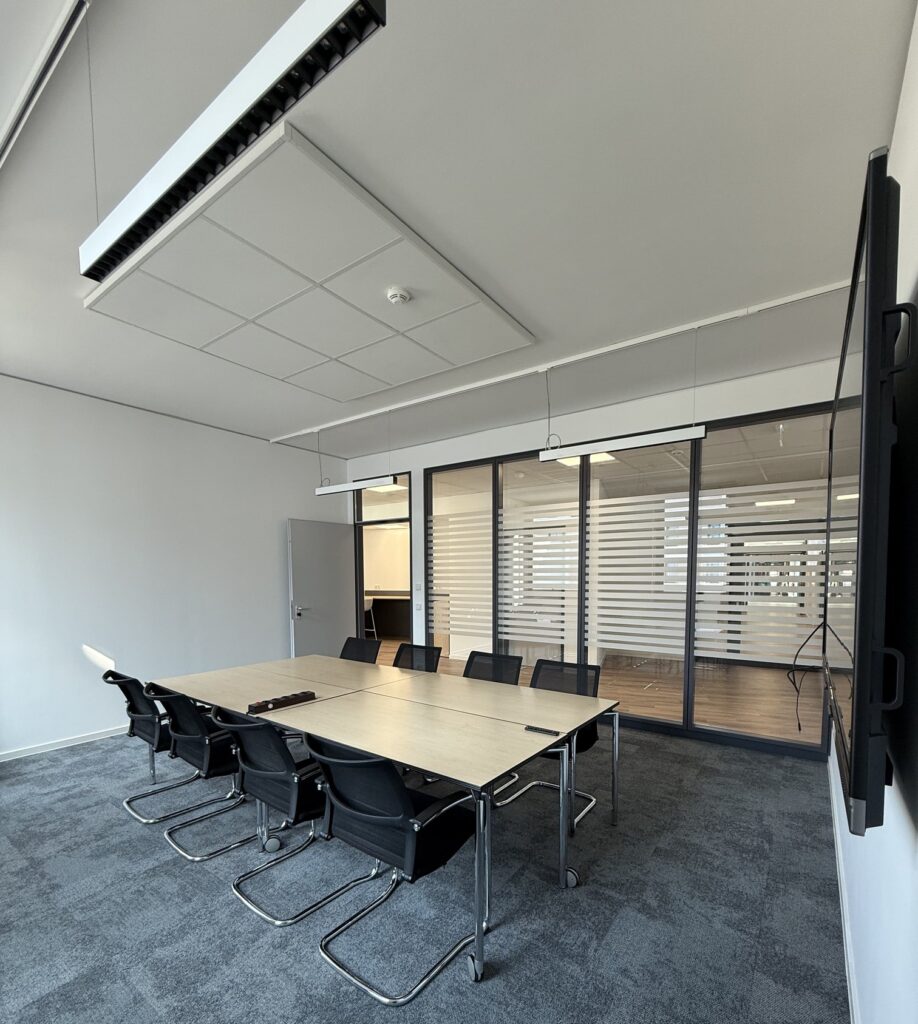 Moderner Meetingraum von Imperial Web Solution
