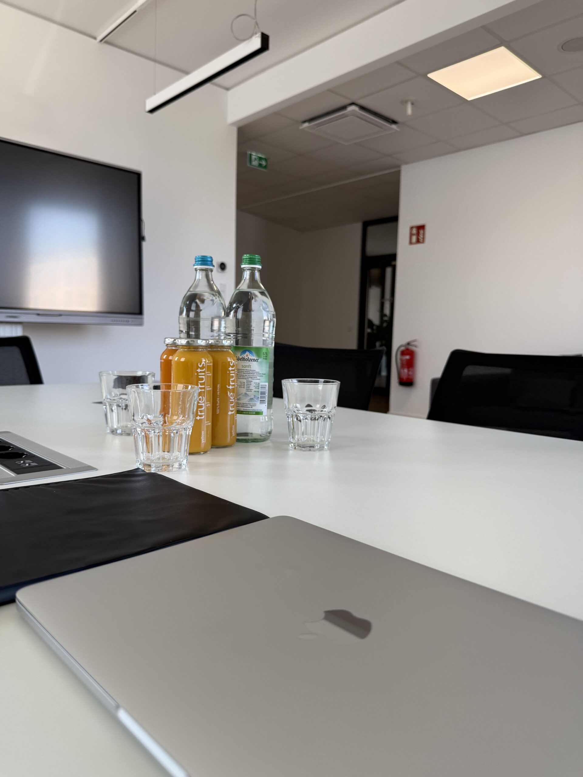 Kundenmeeting bei Imperial Web Solution – gemeinsames Besprechen von Webdesign- und SEO-Strategien