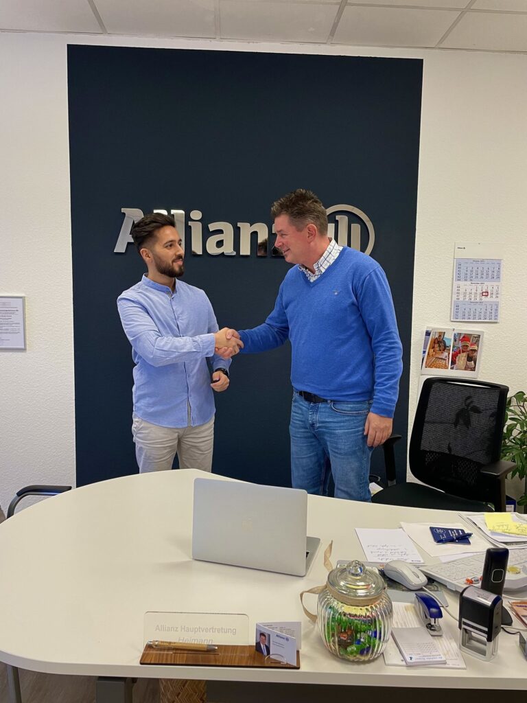 Vertragsabschluss zwischen Imperial Web Solution und Michael Heimann von der Allianz im modernen Konferenzraum