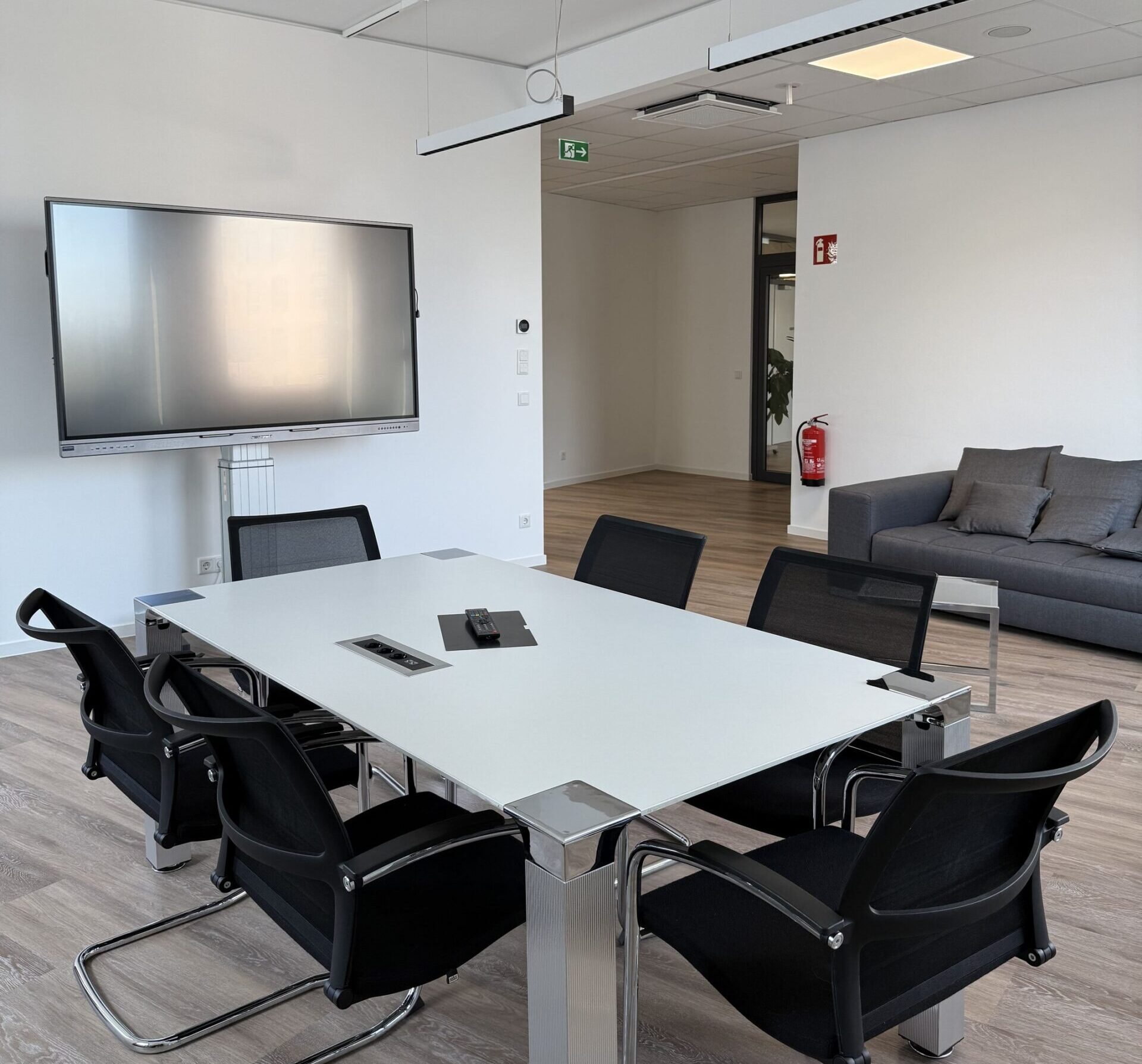 Moderner, einladender Willkommensbereich von Imperial Web Solution mit stylischem Empfangstresen und Lounge-Bereich.