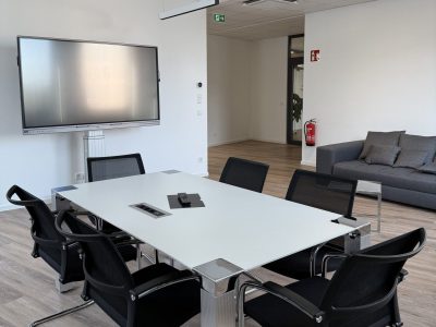 Moderner, einladender Willkommensbereich von Imperial Web Solution mit stylischem Empfangstresen und Lounge-Bereich.